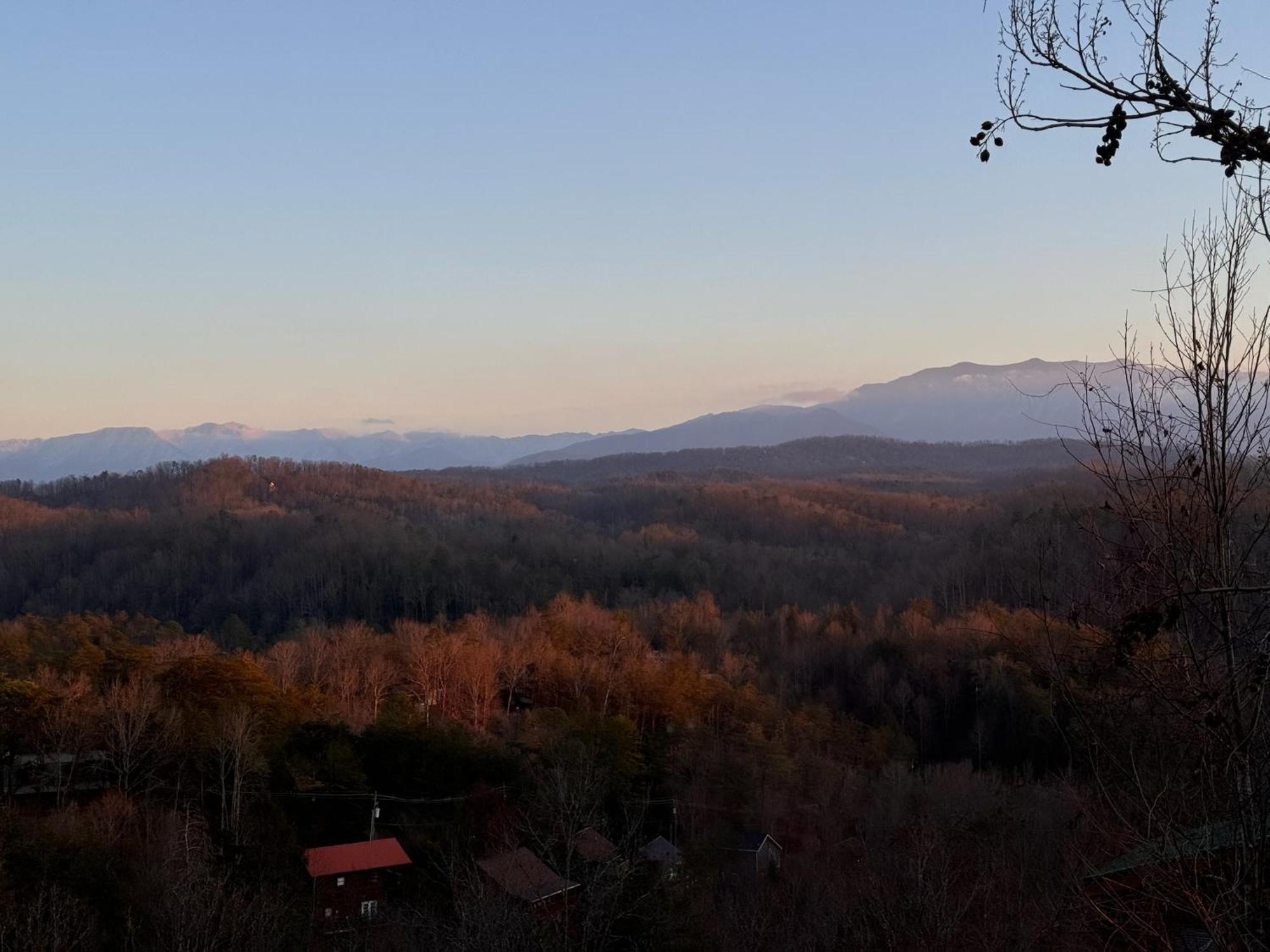 Smoky Paws - Exceptional Cabin, Stunning Mountain Views, Hot Tub, Tranquil, Gigabit Internet, Free L2 Ev بيدجن فورج المظهر الخارجي الصورة