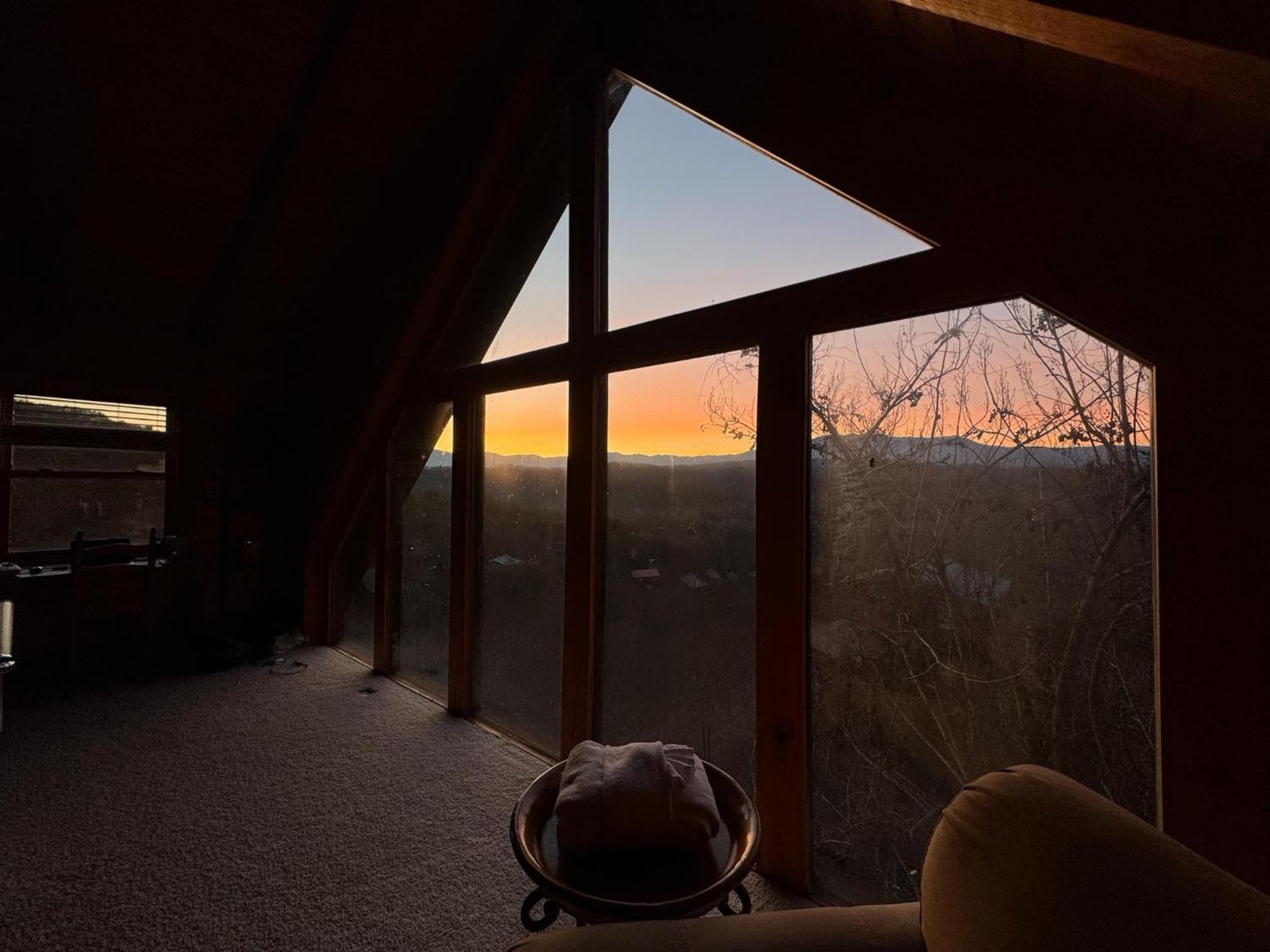 Smoky Paws - Exceptional Cabin, Stunning Mountain Views, Hot Tub, Tranquil, Gigabit Internet, Free L2 Ev بيدجن فورج المظهر الخارجي الصورة