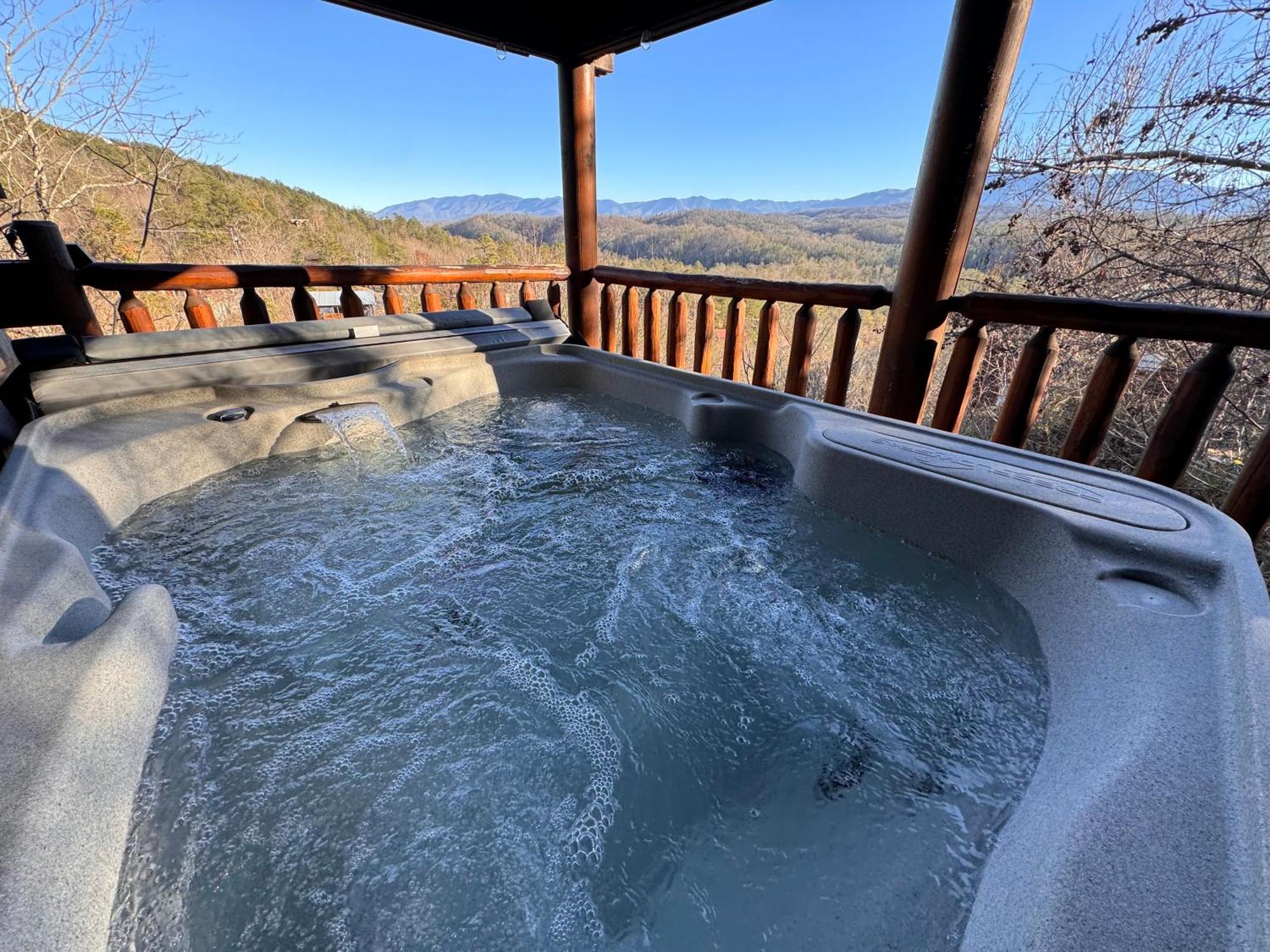 Smoky Paws - Exceptional Cabin, Stunning Mountain Views, Hot Tub, Tranquil, Gigabit Internet, Free L2 Ev بيدجن فورج المظهر الخارجي الصورة
