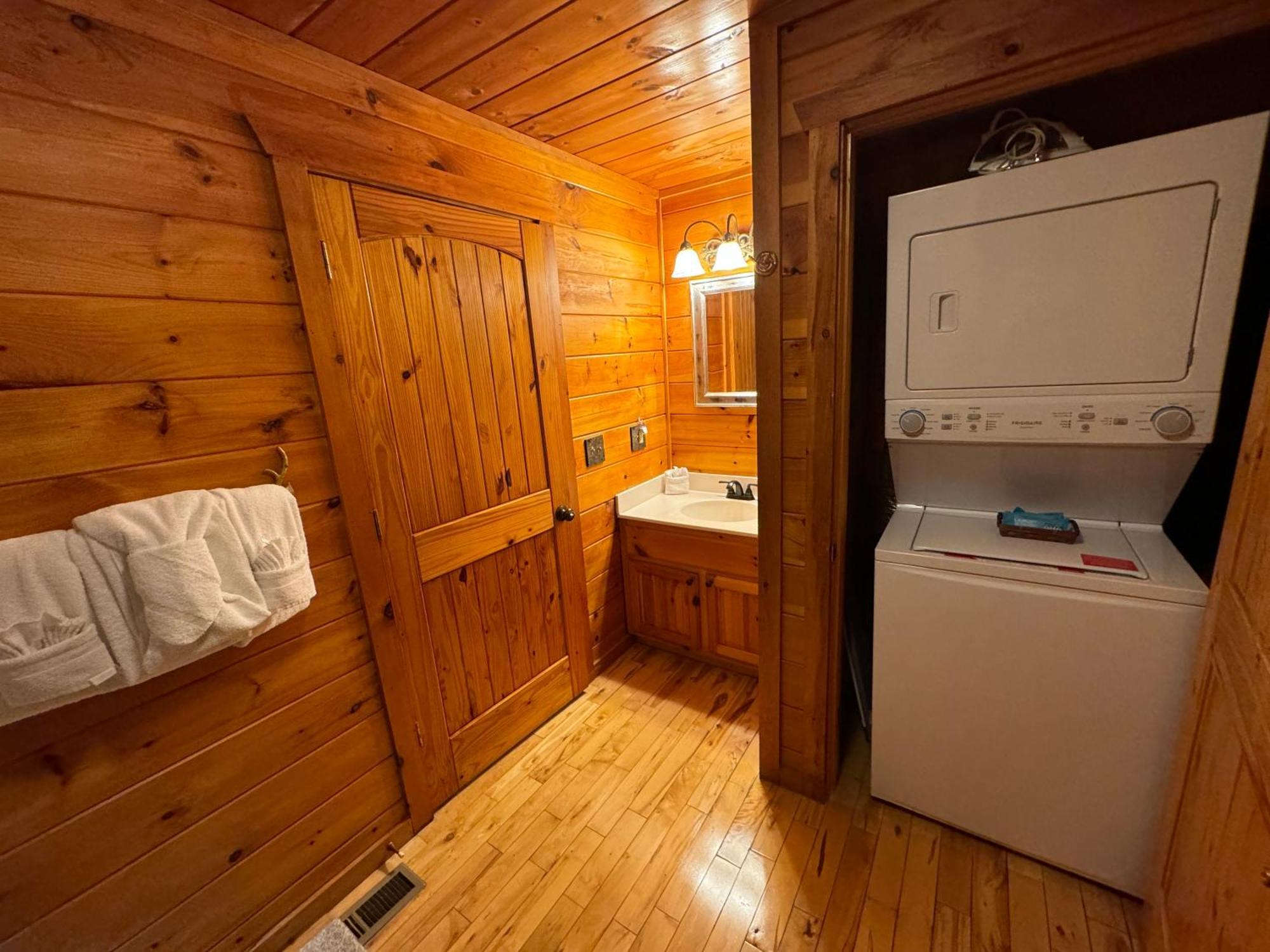 Smoky Paws - Exceptional Cabin, Stunning Mountain Views, Hot Tub, Tranquil, Gigabit Internet, Free L2 Ev بيدجن فورج المظهر الخارجي الصورة